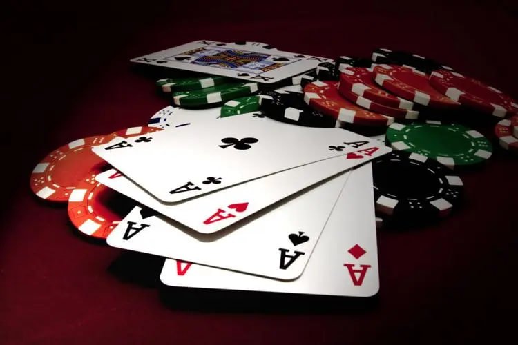 Sảnh live casino 7m vn với bàn Baccarat và dealer trực tiếp